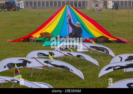 Portsmouth, Hampshire Royaume-Uni. 30 juillet 2023. Le gris misérable et le temps pluvieux ne dissuadent pas les visiteurs de se rendre à Southsea Common pour le Portsmouth International Kite Festival, l'un des plus grands festivals de cerf-volant au monde. Un assortiment étonnant de cerfs-volants et d'affichages avec des voleurs de cerf-volant de toutes les régions du Royaume-Uni et du monde. Crédit : Carolyn Jenkins/Alamy Live News Banque D'Images