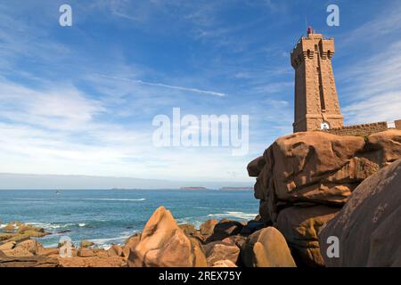 Le phare de Ploumanach construit en granit rose (Mean Ruz). Customs Trail. Côte-d'Armor, Bretagne, France Banque D'Images