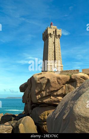 Le phare de Ploumanach construit en granit rose (Mean Ruz). Customs Trail. Côte-d'Armor, Bretagne, France Banque D'Images