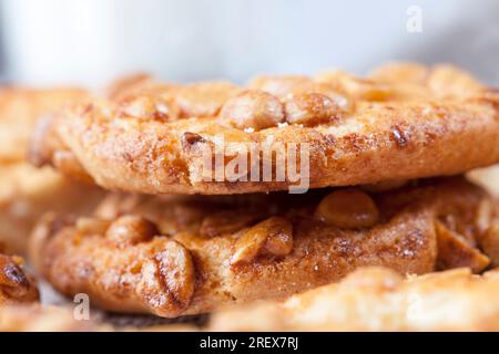 délicieux biscuits à partir de différents ingrédients, biscuits croquants frais à base de farine de blé et d'arachides grillées, sur la surface d'un carame de biscuit rond Banque D'Images