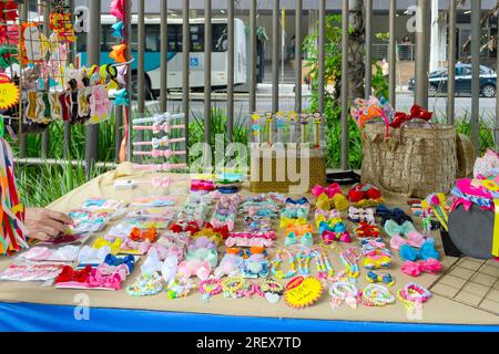 Niteroi, Brésil, Un groupe d'objets ou de souvenirs aux couleurs vives est exposé dans un kiosque ou un stand. Les articles sont fabriqués à la main. Banque D'Images