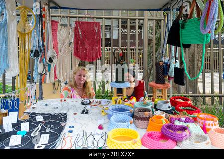 Niteroi, Brésil, deux femmes brésiliennes et des verdors sont assis dans un étal de marché. Ils vendent un groupe de produits artisanaux avec une diversité de couleurs. Banque D'Images