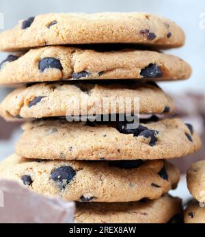 gouttes et morceaux de chocolat dans les biscuits de blé traditionnels, nourriture pour le thé ou le café, biscuits sucrés et délicieux Banque D'Images