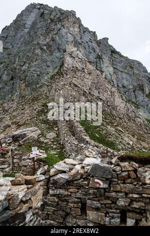 Col de Forcel Rosso près de la vallée du Val di Fumo. Fortification en pierre de la Grande Guerre WW1. Upper Val Daone. Parc Adamello. Alpes italiennes. Europe. Banque D'Images