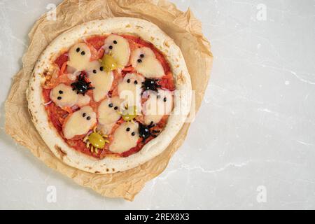 Idées pour Halloween. Pizza Margarita avec olives araignées. Banque D'Images