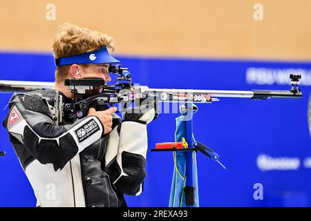 Chengdu, province chinoise du Sichuan. 30 juillet 2023. Jiri Privratsky, de la République tchèque, concourt à la finale masculine du 50m Rifle 3 positions aux 31e Jeux mondiaux universitaires d'été de la FISU à Chengdu, dans la province du Sichuan, dans le sud-ouest de la Chine, le 30 juillet 2023. Crédit : CAO Yiming/Xinhua/Alamy Live News Banque D'Images