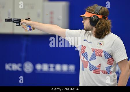 Chengdu, province chinoise du Sichuan. 30 juillet 2023. Matej Rampula, de la République tchèque, participe à la finale masculine du 25m au pistolet à tir rapide aux 31e Jeux mondiaux universitaires d'été de la FISU à Chengdu, dans la province du Sichuan, dans le sud-ouest de la Chine, le 30 juillet 2023. Crédit : CAO Yiming/Xinhua/Alamy Live News Banque D'Images