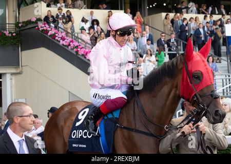 Ascot, Berkshire, Royaume-Uni. 29 juillet 2023. Le cheval Emily Upjohn monté par le jockey Frankie Dettori se dirige vers l'hippodrome pour les King George VI et Queen Elizabeth QIPCO Stakes à l'hippodrome d'Ascot le jour du Roi George. Propriétaire Lloyd Webber, Tactful Finance et S Roden. Entraîneur John & Thady Gosden, Newmarket. Crédit : Maureen McLean/Alamy Live News Banque D'Images