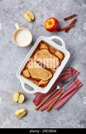 Poêlon à pain de pudding à base de pain de blé, œufs, lait et pommes râpées. Banque D'Images