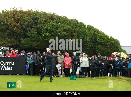 Padraig Harrington joue le premier au cours de la quatrième journée du Championnat Senior Open 2023 au Royal Porthcawl Golf course, Porthcawl. Date de la photo : dimanche 30 juillet 2023. Banque D'Images