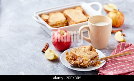 Poêlon à pain de pudding à base de pain de blé, œufs, lait et pommes râpées. Banque D'Images