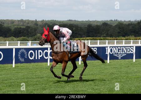 Ascot, Berkshire, Royaume-Uni. 29 juillet 2023. Le cheval Emily Upjohn monté par le jockey Frankie Dettori se dirige vers l'hippodrome pour les King George VI et Queen Elizabeth QIPCO Stakes à l'hippodrome d'Ascot le jour du Roi George. Propriétaire Lloyd Webber, Tactful Finance et S Roden. Entraîneur John & Thady Gosden, Newmarket. Crédit : Maureen McLean/Alamy Live News Banque D'Images