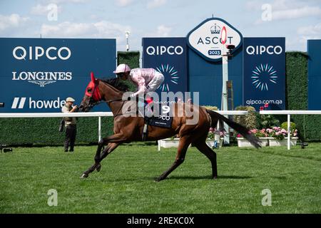 Ascot, Berkshire, Royaume-Uni. 29 juillet 2023. Le cheval Emily Upjohn monté par le jockey Frankie Dettori se dirige vers l'hippodrome pour les King George VI et Queen Elizabeth QIPCO Stakes à l'hippodrome d'Ascot le jour du Roi George. Propriétaire Lloyd Webber, Tactful Finance et S Roden. Entraîneur John & Thady Gosden, Newmarket. Crédit : Maureen McLean/Alamy Live News Banque D'Images