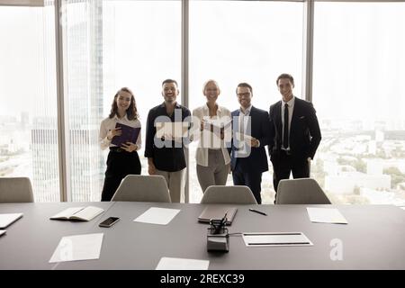 Équipe d'affaires d'employés heureux debout dans la rangée Banque D'Images