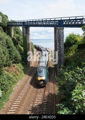 Devon, Angleterre – 21 juillet 2023 : un train de voyageurs Great Western Railway de Londres Paddington approche de la gare de Teignmouth avec un cône de nez manquant Banque D'Images