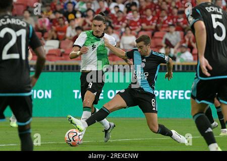 Singapour. 30 juillet 2023. Darwin Nunez (à gauche) de Liverpool est en compétition avec Harry Winks (à droite) de Leicester City lors du match entre l'équipe anglaise de Premier League Liverpool et l'équipe anglaise de football Leicester City au Singapore Festival of football qui s'est tenu au National Stadium de Singapour le 30 juillet 2023. Crédit : puis Chih Wey/Xinhua/Alamy Live News Banque D'Images
