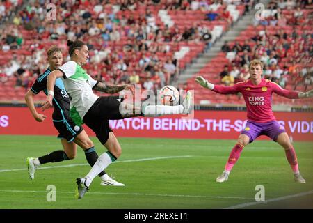 Singapour. 30 juillet 2023. Darwin Nunez (2e L) de Liverpool participe au match entre l'équipe de Premier League anglaise de Liverpool et l'équipe de la Ligue anglaise de football Leicester City au Singapore Festival of football qui s'est tenu au National Stadium de Singapour le 30 juillet 2023. Crédit : puis Chih Wey/Xinhua/Alamy Live News Banque D'Images