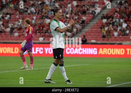 Singapour. 30 juillet 2023. Darwin Nunez (R) de Liverpool célèbre après avoir marqué un but lors du match entre l'équipe de Premier League anglaise de Liverpool et l'équipe de la Ligue anglaise de football Leicester City au Festival de football de Singapour qui s'est tenu au Stade national de Singapour le 30 juillet 2023. Crédit : puis Chih Wey/Xinhua/Alamy Live News Banque D'Images