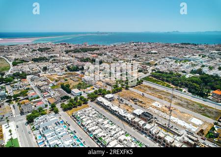 Vue panoramique de jour sur les toits du paysage urbain de San Pedro del Pinatar et vue sur la mer Méditerranée avec port de marina bateaux nautiques amarrés, drone point de vi Banque D'Images