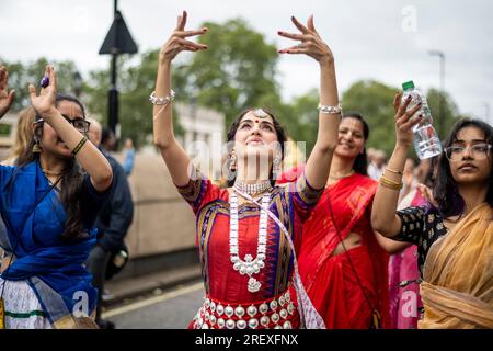 Londres, Royaume-Uni. 30 juillet 2023. Les dévots de Hare Krishna pendant le Festival de Rathayatra, ou Festival des chariots, passent par Piccadilly. Habituellement, trois chars décorés, portant les formes de divinité de Jagannatha, Baladeva et Subhadra, sont transportés par roues de Hyde Park à Trafalgar Square, mais cette année en raison de restrictions d'espace sur la place, un seul char est autorisé. Une fois sur la place, les dévots profitent de repas végétariens gratuits et de rafraîchissements pendant le festival. Crédit : Stephen Chung / Alamy Live News Banque D'Images