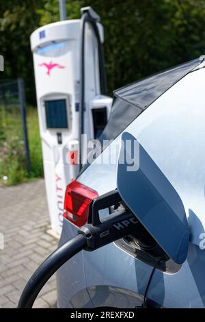 PRODUCTION - 30 juillet 2023, Rhénanie du Nord-Westphalie, Cologne : une voiture électrique se recharge à une borne de recharge du fournisseur Ionity à la station-service de l'autoroute Ohligser Heide West photo : Henning Kaiser/dpa Banque D'Images