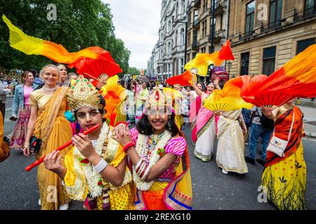 Londres, Royaume-Uni. 30 juillet 2023. Les jeunes dévots de Hare Krishna comme (L) Seigneur Krishna et son épouse Radha pendant le Festival de Rathayatra, ou Festival des chariots, passent par Piccadilly. Habituellement, trois chars décorés, portant les formes de divinité de Jagannatha, Baladeva et Subhadra, sont transportés par roues de Hyde Park à Trafalgar Square, mais cette année en raison de restrictions d'espace sur la place, un seul char est autorisé. Une fois sur la place, les dévots profitent de repas végétariens gratuits et de rafraîchissements pendant le festival. Crédit : Stephen Chung / Alamy Live News Banque D'Images
