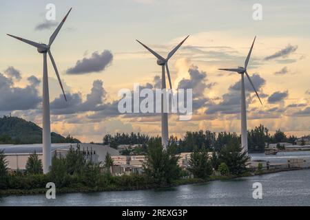 Port Victoria, Seychelles -- 24 avril 2023. Une photo de 3 éoliennes sur l'île de Mahé aux Seychelles. Banque D'Images