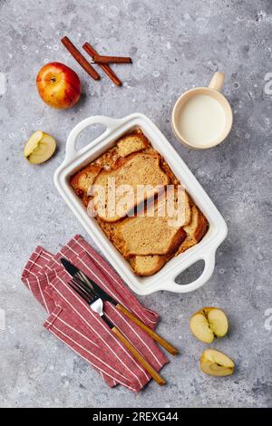 Poêlon à pain de pudding à base de pain de blé, œufs, lait et pommes râpées. Banque D'Images