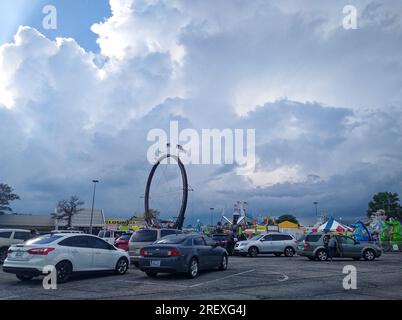 Les amateurs de carnaval se retirent dans leurs véhicules alors qu'un orage lourd se produit le samedi 30 juillet 2020 au centre commercial Towne Square Mall à Owensboro, comté de Daviess, Kentucky, États-Unis. L'accumulation totale de pluie pour la journée était d'environ 1,9 pouces. (Photo APEX MediaWire par Billy Suratt) Banque D'Images