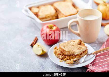 Poêlon à pain de pudding à base de pain de blé, œufs, lait et pommes râpées. Banque D'Images