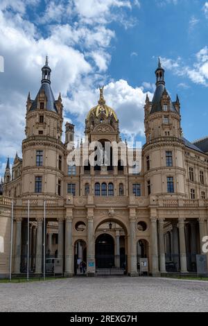 Schwerin, Mecklenburg-Vorpommern Allemagne, 07 06 2023 : vue de la zone d'entrée du château de Schwerin en Allemagne. Banque D'Images