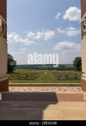 Le cimetière de guerre du CWGC jouxtant le Mémorial de Thiepval aux disparus de la somme Banque D'Images