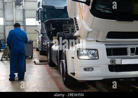 Réparation de camions dans le service de voiture. Banque D'Images