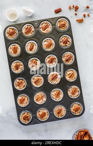 Une casserole de tartelettes de noix de pécan au caramel sucré salé maison. Banque D'Images