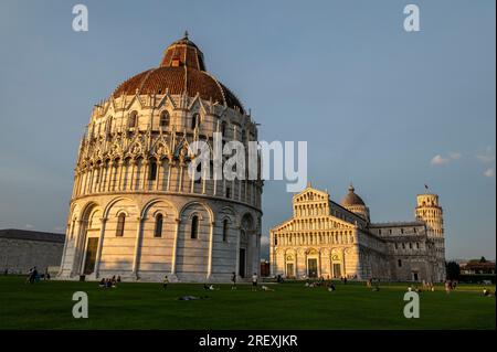 Le dôme du Baptistère, la cathédrale de Pise et la tour penchée baignés de soleil le soir sur la Piazza del Duomo à Pise dans la région toscane de l'Italie Banque D'Images