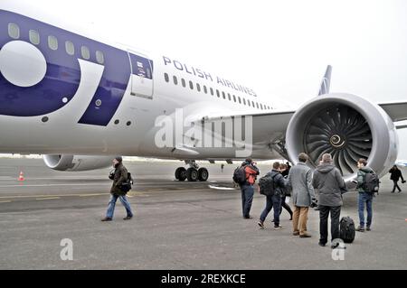 Boeing 787 Dreamliner de la compagnie LOT Polish Airlines stationné à l'aéroport Chopin Banque D'Images