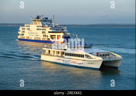 Wightlink ferry de passagers passant. La société exploite des services de voitures et de passagers de Portsmouth à l'île de Wight. Banque D'Images