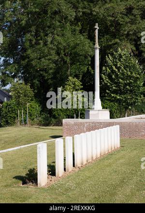 Le KINGS OWN SCOTTISH BORDERERERS MEMORIAL à côté du cimetière CWGC de Tilloy-les-Mofflaines de la Grande Guerre Banque D'Images