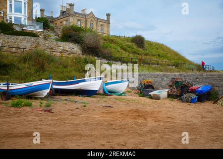 Bateaux de pêche sur Marske Beach en face de Cliff House Banque D'Images