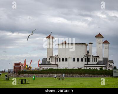 Ayr, Écosse Royaume-Uni. 29 juillet 2023 : des troupeaux de mouettes volent autour du pavillon Ayr à la recherche de nourriture. Banque D'Images