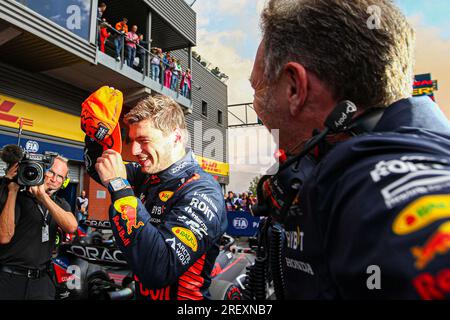 Max Verstappen (NED) Redbull Racing RB19 et Christian Horner (GBR) - RedBull Racing Team principal lors de la célébration du podium après la course sur Sund Banque D'Images