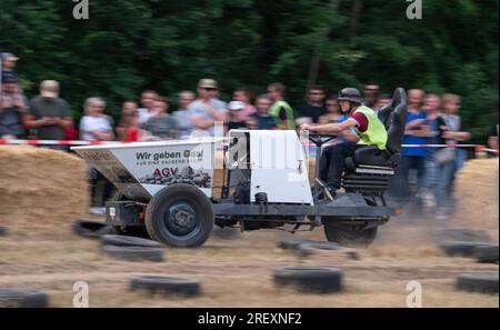 Horka, Allemagne. 30 juillet 2023. Un concurrent est en mouvement dans sa chaleur du championnat allemand Dumper. Depuis de nombreuses années, un champion allemand a été couronné sur ces engins de construction à trois roues qui complète le parcours sur la piste de course dans les plus brefs délais. Dumpers ont été produits dans la RDA jusqu'en 1978, ont un moteur diesel 1 cylindres de 800 cm3, qui produit 8,5 ch. Crédit : Matthias Rietschel/dpa/Alamy Live News Banque D'Images