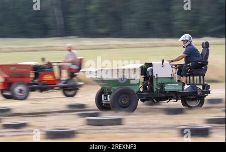 Horka, Allemagne. 30 juillet 2023. Un concurrent est en mouvement dans sa chaleur du championnat allemand Dumper. Depuis de nombreuses années, un champion allemand a été couronné sur ces engins de construction à trois roues qui complète le parcours sur la piste de course dans les plus brefs délais. Dumpers ont été produits dans la RDA jusqu'en 1978, ont un moteur diesel 1 cylindres de 800 cm3, qui produit 8,5 ch. Crédit : Matthias Rietschel/dpa/Alamy Live News Banque D'Images