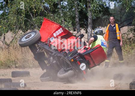 Horka, Allemagne. 30 juillet 2023. Kevin Klein s'écrase lors de sa course pour le Championnat d'Allemagne Dumper. Depuis de nombreuses années, un champion allemand a été couronné sur de telles machines de construction à trois roues qui peuvent compléter le parcours sur la piste de course dans les plus brefs délais. Dumpers ont été produits dans la RDA jusqu'en 1978, ont un moteur diesel 1 cylindres de 800 cm3, qui produit 8,5 ch. Crédit : Matthias Rietschel/dpa/Alamy Live News Banque D'Images