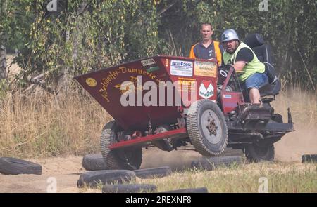 Horka, Allemagne. 30 juillet 2023. Un concurrent est en mouvement dans sa chaleur du championnat allemand Dumper. Depuis de nombreuses années, un champion allemand a été couronné sur ces engins de construction à trois roues qui complète le parcours sur la piste de course dans les plus brefs délais. Dumpers ont été produits dans la RDA jusqu'en 1978, ont un moteur diesel 1 cylindres de 800 cm3, qui produit 8,5 ch. Crédit : Matthias Rietschel/dpa/Alamy Live News Banque D'Images