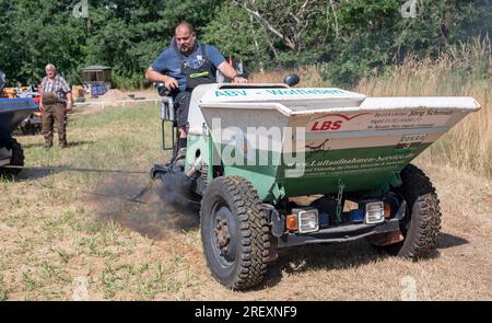 Horka, Allemagne. 30 juillet 2023. Un Tilnehmer se prépare pour son parcours dans le Championnat d'Allemagne Dumper. Depuis de nombreuses années, un champion allemand a été couronné sur de telles machines de construction à trois roues qui peuvent compléter le parcours sur la piste de course dans les plus brefs délais. Dumpers ont été produits dans la RDA jusqu'en 1978, ont un moteur diesel 1 cylindres de 800 cm3, qui produit 8,5 ch. Crédit : Matthias Rietschel/dpa/Alamy Live News Banque D'Images