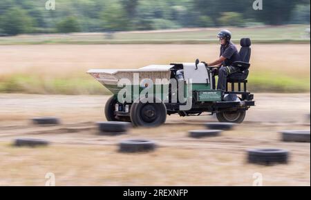 Horka, Allemagne. 30 juillet 2023. Un concurrent est en mouvement dans sa chaleur du championnat allemand Dumper. Depuis de nombreuses années, un champion allemand a été couronné sur ces engins de construction à trois roues qui complète le parcours sur la piste de course dans les plus brefs délais. Dumpers ont été produits dans la RDA jusqu'en 1978, ont un moteur diesel 1 cylindres de 800 cm3, qui produit 8,5 ch. Crédit : Matthias Rietschel/dpa/Alamy Live News Banque D'Images