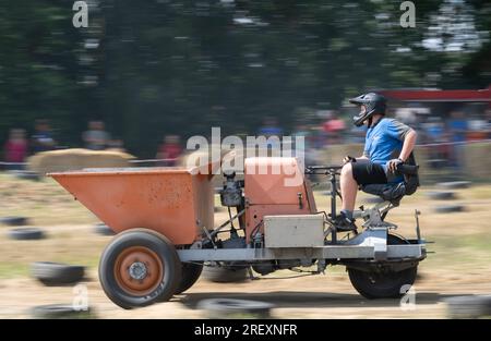 Horka, Allemagne. 30 juillet 2023. Un concurrent est en mouvement dans sa chaleur du championnat allemand Dumper. Depuis de nombreuses années, un champion allemand a été couronné sur ces engins de construction à trois roues qui complète le parcours sur la piste de course dans les plus brefs délais. Dumpers ont été produits dans la RDA jusqu'en 1978, ont un moteur diesel 1 cylindres de 800 cm3, qui produit 8,5 ch. Crédit : Matthias Rietschel/dpa/Alamy Live News Banque D'Images