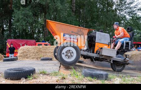 Horka, Allemagne. 30 juillet 2023. Un concurrent est en mouvement dans sa chaleur du championnat allemand Dumper. Depuis de nombreuses années, un champion allemand a été couronné sur ces engins de construction à trois roues qui complète le parcours sur la piste de course dans les plus brefs délais. Dumpers ont été produits dans la RDA jusqu'en 1978, ont un moteur diesel 1 cylindres de 800 cm3, qui produit 8,5 ch. Crédit : Matthias Rietschel/dpa/Alamy Live News Banque D'Images