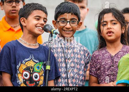 Londres, Royaume-Uni. 30 juillet 2023. Les enfants Gurukula interprètent des chansons traditionnelles. Londres Rathayatra (qui signifie festival de char) est célébré par les dévots de Krishna. La célébration, qui a une longue tradition de plusieurs centaines d'années en Inde, commémore chaque année le voyage des divinités Lagannatha, Baladeva et Subhadra. Une procession voit d'abord des milliers de personnes se déplacer vers le centre de Londres, suivie par des spectacles, des festivités et de la nourriture sur Trafalgar Square. Crédit : Imageplotter/Alamy Live News Banque D'Images